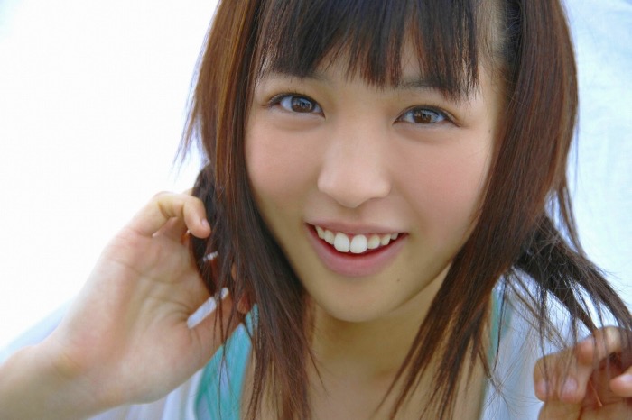 【荒井萌エロ画像】ショートヘアがとっても似合って可愛い童顔美少女のビキニ写真！ 47