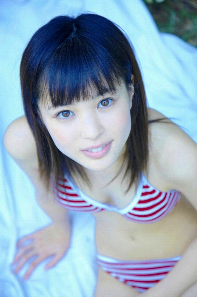 【荒井萌エロ画像】ショートヘアがとっても似合って可愛い童顔美少女のビキニ写真！ 65