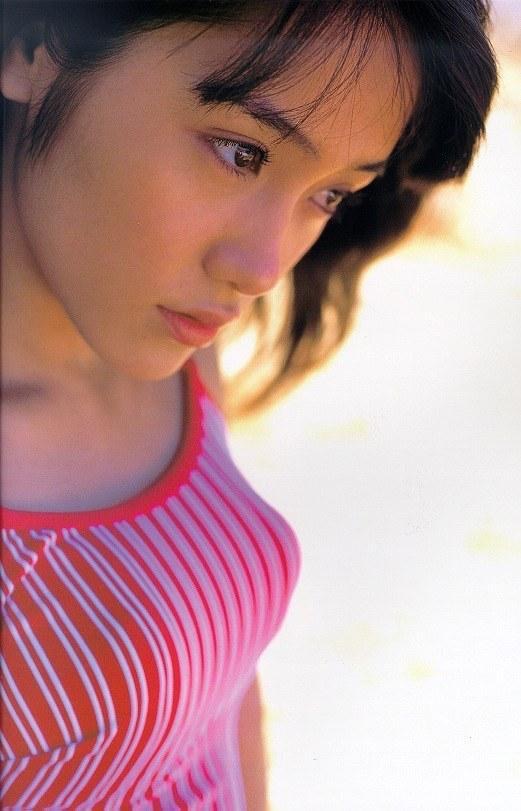 【山口紗弥加エロ画像】数多くのドラマに出演してきたベテラン女優の初々しい水着写真 11