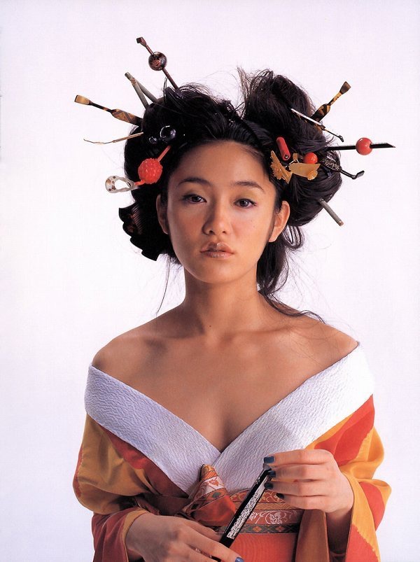【山口紗弥加エロ画像】数多くのドラマに出演してきたベテラン女優の初々しい水着写真 23