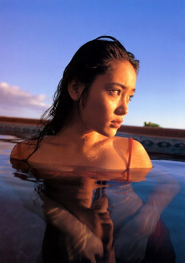 【山口紗弥加エロ画像】数多くのドラマに出演してきたベテラン女優の初々しい水着写真 31