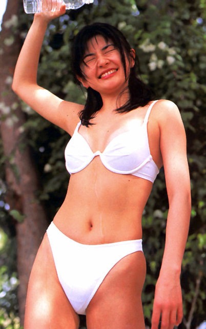 【松田純グラビア画像】セクシーな目線が魅力的なグラビアアイドルのノーブラ乳寄せ写真 26