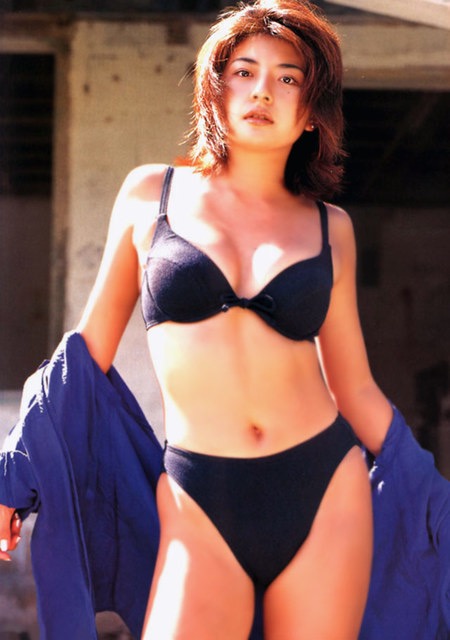 【松田純グラビア画像】セクシーな目線が魅力的なグラビアアイドルのノーブラ乳寄せ写真 30