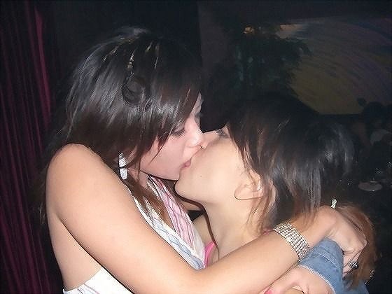 【レズエロ画像】女性同士で愛し合って唇や性器を重ね合う百合カップルのセックス画像 49