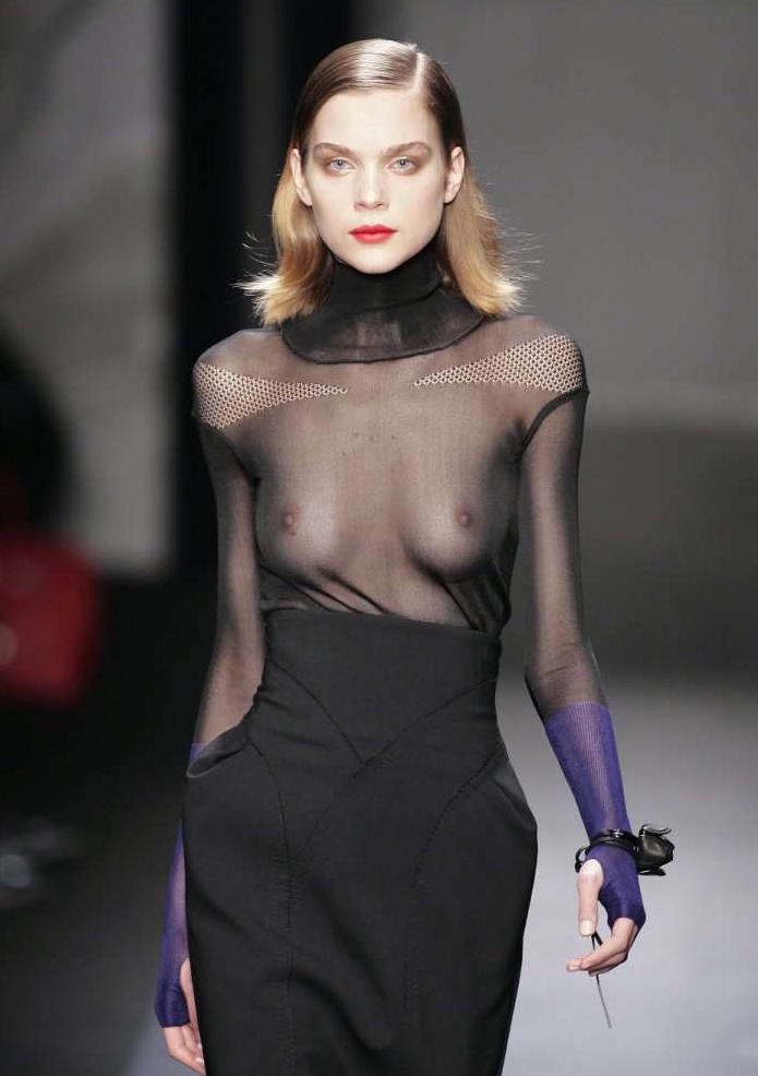 【ファッションショーエロ画像】乳首が見えてもどうって事無い美人モデルのプロフェッショナル感ｗｗｗｗ 21