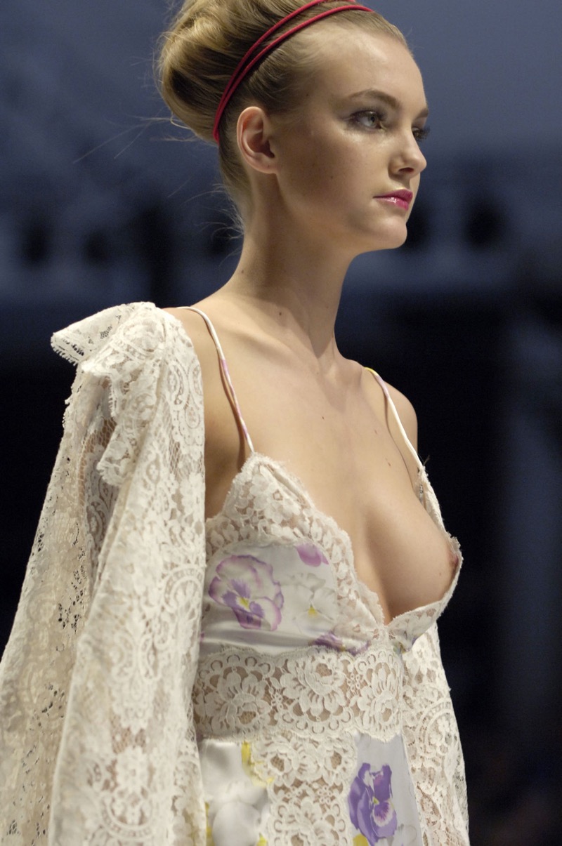 【ファッションショーエロ画像】乳首が見えてもどうって事無い美人モデルのプロフェッショナル感ｗｗｗｗ 68