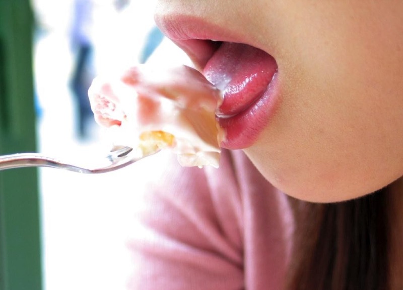 【疑似フェラ画像】食べ物をまるでフェラチオしてるみたいに舐めて頬張る女がエロ過ぎたｗｗｗｗ 33