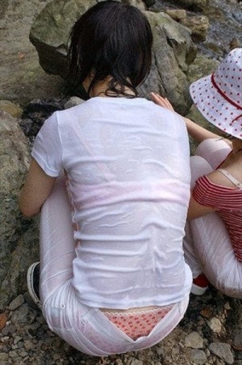 【透けブラエロ画像】夏に薄着してるJKやお姉さんの下着が豪雨や汗で透けて見えてたｗｗｗｗ 65