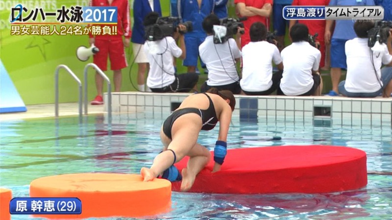 【お宝キャプ画像】女性タレントがロンドンハーツ水泳大会で競泳水着でハイレグ大開脚しちゃったｗｗｗｗ 74