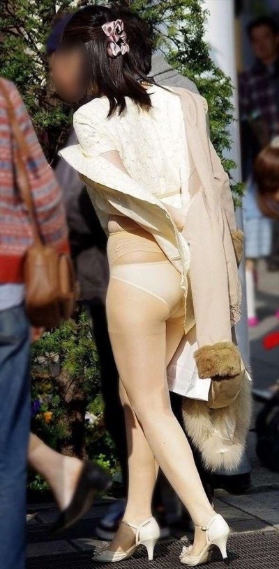 【パンチラエロ画像】素人娘のスカートが強風に煽られて公衆の面前でパンツが丸見えｗｗｗｗ 17