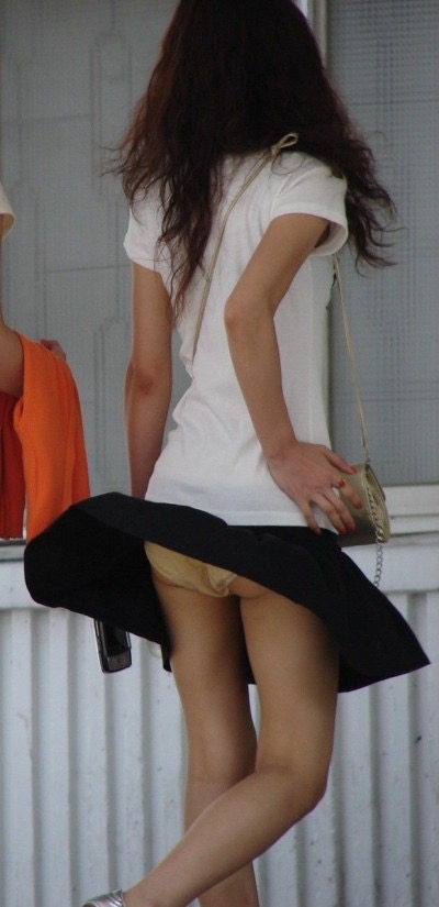 【パンチラエロ画像】素人娘のスカートが強風に煽られて公衆の面前でパンツが丸見えｗｗｗｗ 18