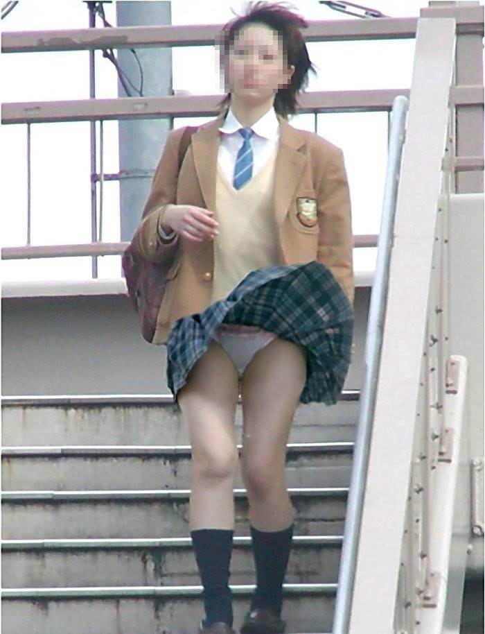 【パンチラエロ画像】素人娘のスカートが強風に煽られて公衆の面前でパンツが丸見えｗｗｗｗ 42