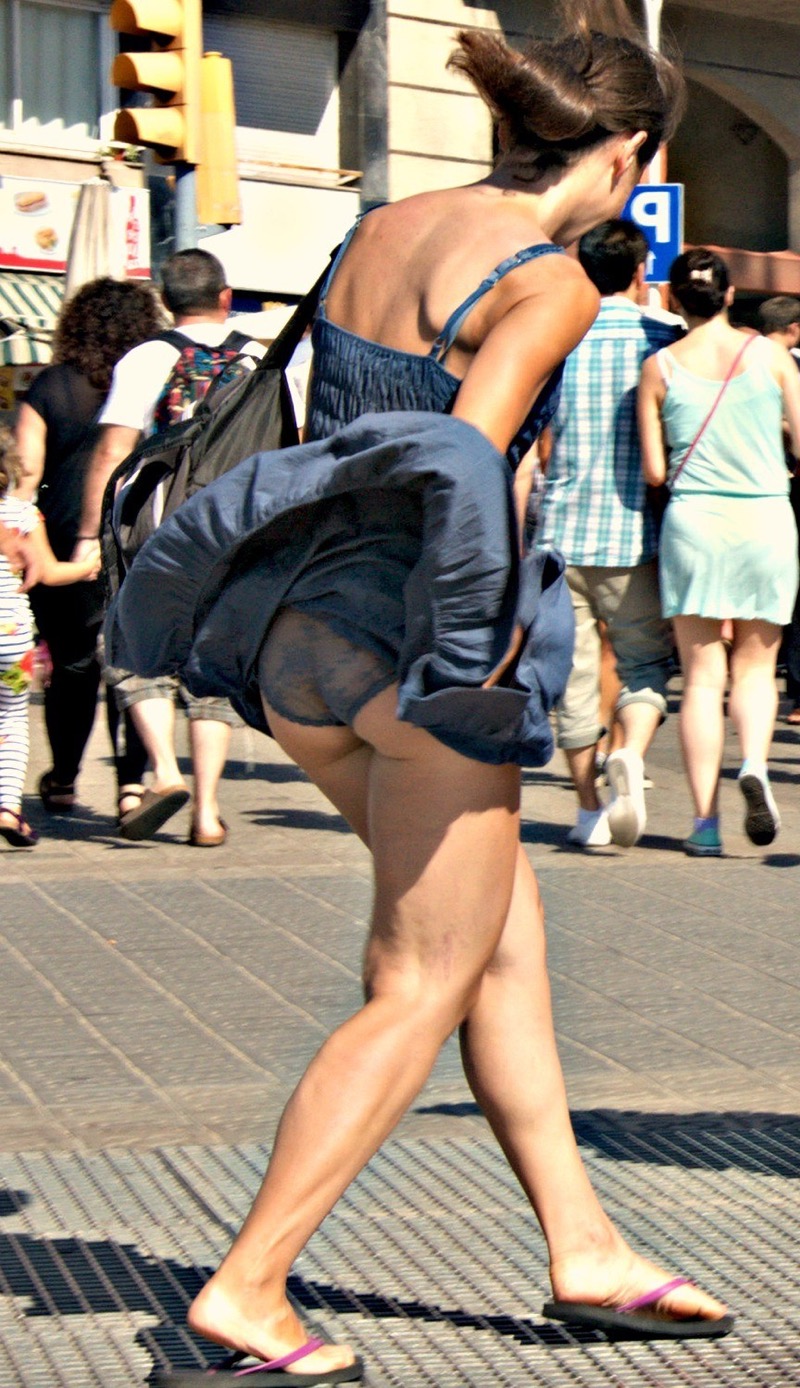 【パンチラエロ画像】素人娘のスカートが強風に煽られて公衆の面前でパンツが丸見えｗｗｗｗ 60