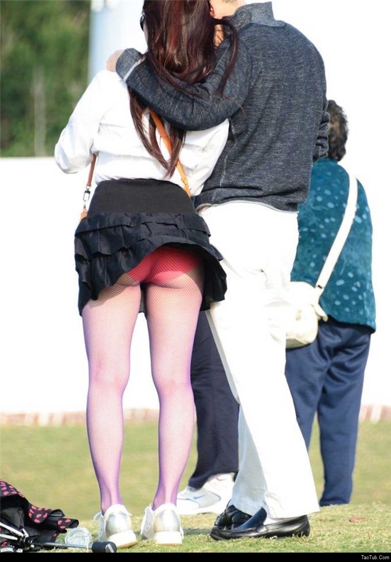 【パンチラエロ画像】素人娘のスカートが強風に煽られて公衆の面前でパンツが丸見えｗｗｗｗ 62