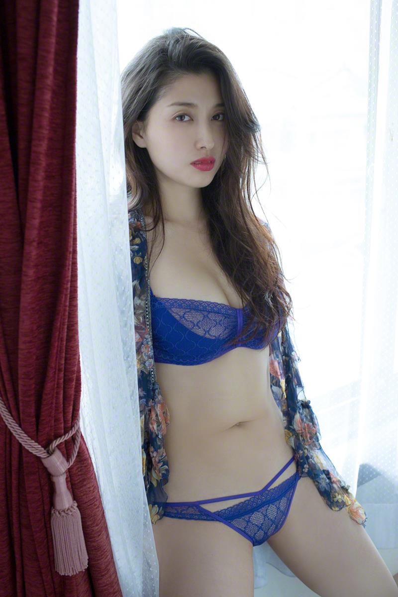 【橋本マナミグラビア画像】艶めかしい色気が魅力的なGカップ美熟女のセックスみたいなエロ写真 17
