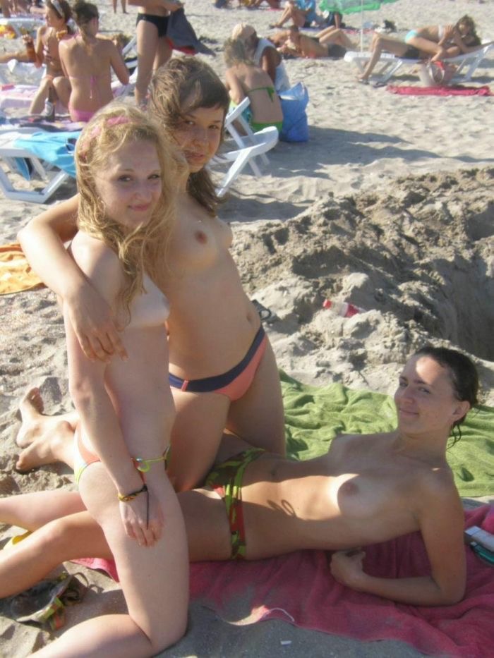 【ヌーディストビーチエロ画像】オッパイもオマンコも全て曝け出して夏を楽しむ外国人美女たち 05