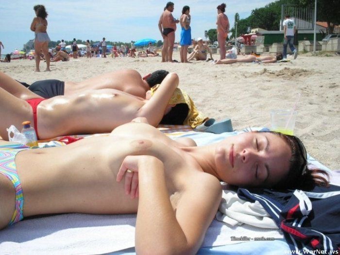 【ヌーディストビーチエロ画像】オッパイもオマンコも全て曝け出して夏を楽しむ外国人美女たち 34