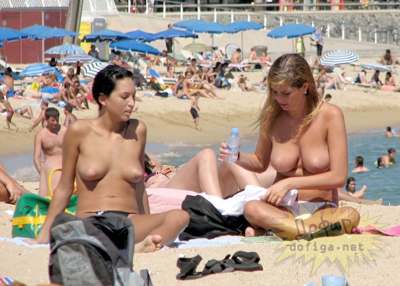 【ヌーディストビーチエロ画像】オッパイもオマンコも全て曝け出して夏を楽しむ外国人美女たち 49