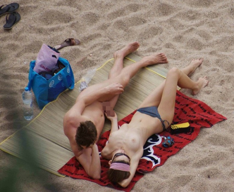 【ヌーディストビーチエロ画像】オッパイもオマンコも全て曝け出して夏を楽しむ外国人美女たち 72