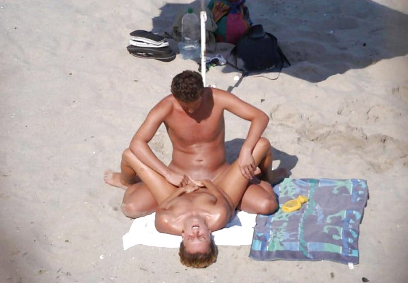 【ヌーディストビーチエロ画像】オッパイもオマンコも全て曝け出して夏を楽しむ外国人美女たち 77