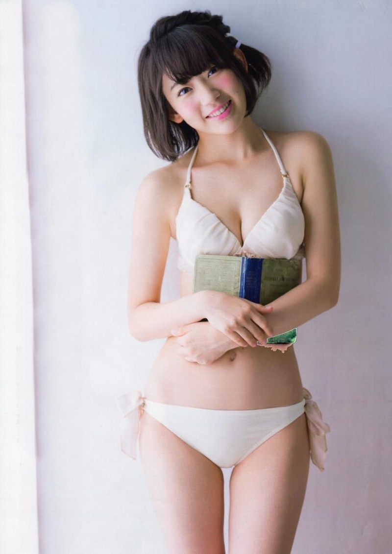 【宮脇咲良グラビア画像】透明感のある美肌がキレイな美少女系AKB48アイドルのエッチなビキニ姿 11