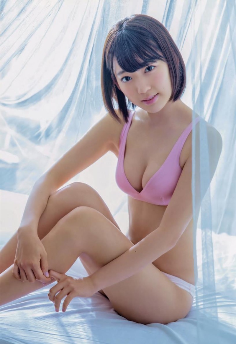 【宮脇咲良グラビア画像】透明感のある美肌がキレイな美少女系AKB48アイドルのエッチなビキニ姿 14