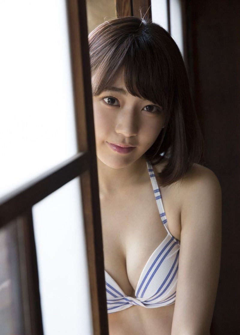 【宮脇咲良グラビア画像】透明感のある美肌がキレイな美少女系AKB48アイドルのエッチなビキニ姿 27