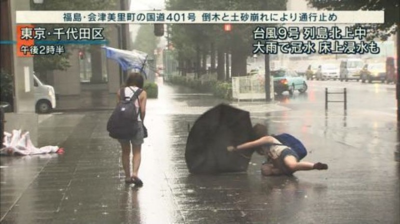 【台風エロ画像】容赦なく襲ってくる強風や豪雨に翻弄される女性達のパンチラ放送事故！ 05