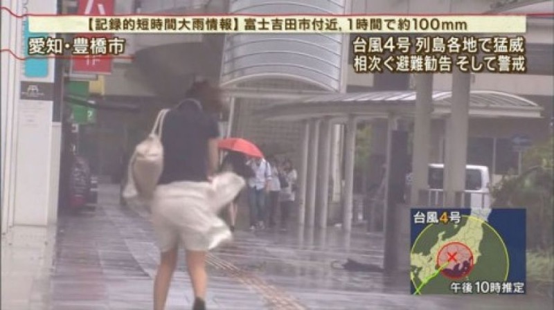 【台風エロ画像】容赦なく襲ってくる強風や豪雨に翻弄される女性達のパンチラ放送事故！ 09