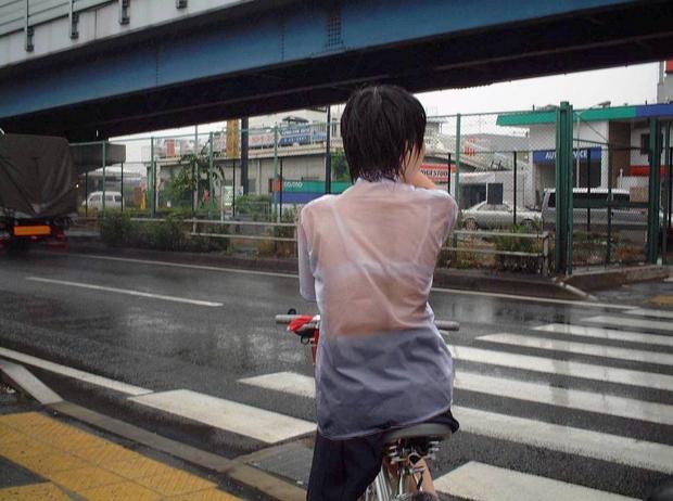 【台風エロ画像】容赦なく襲ってくる強風や豪雨に翻弄される女性達のパンチラ放送事故！ 78