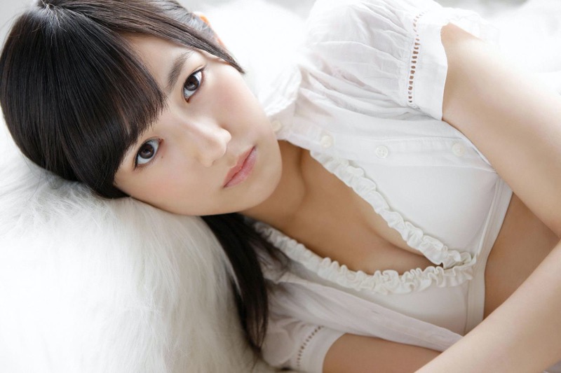 【渡辺麻友グラビア画像】笑顔が可愛いAKB48アイドルまゆゆのちょっとエッチなビキニ姿でヌキたい！
