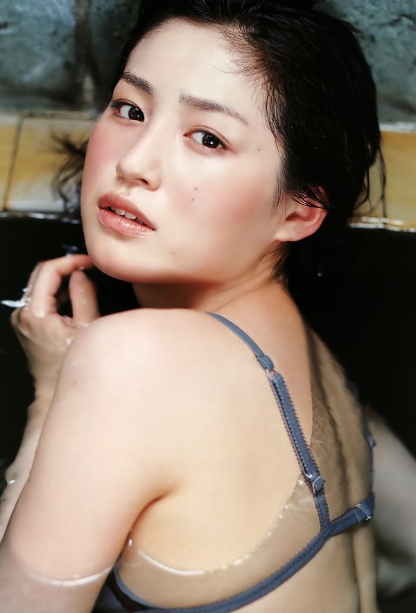 【平田薫グラビア画像】専属モデル出身の美人女優が魅せる可愛くてちょっとだけセクシーなビキニ水着姿 21
