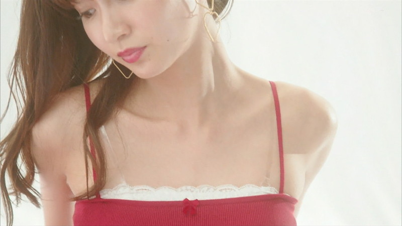 【岡崎紗絵キャプ画像】ファッションモデルから女優になった美女のセクシーなテレビ出演シーン 04