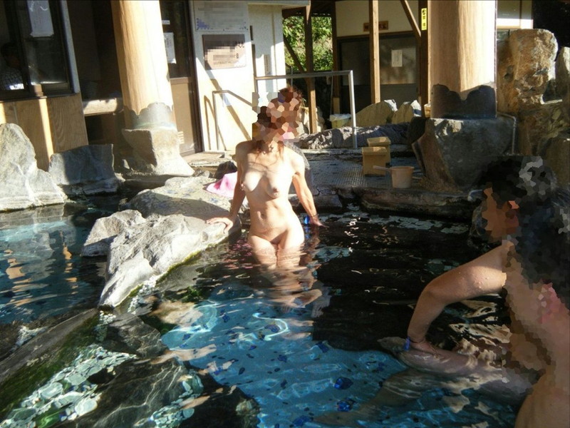 【混浴温泉エロ画像】寒くなると温泉行きたくなるけどどうせなら女連れで熱くなりたいわｗ 77