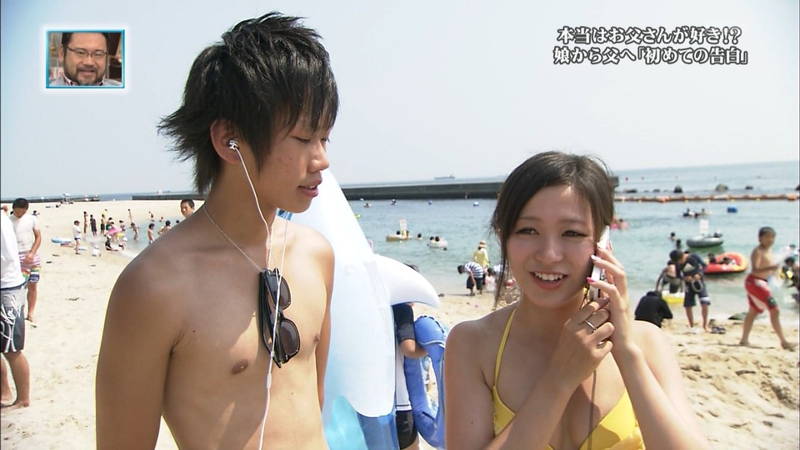 【素人キャプ画像】関西の海水浴場のインタビューで爆乳ばかりが映るという奇跡ｗｗｗ 07