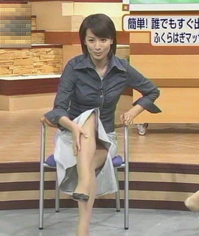 【パンチラキャプ画像】ミニスカ履いてスカートの中身が見えちゃってるタレント達ｗ 03
