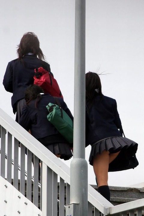 【ハプニングパンチラ画像】風邪でスカートめくれ上がった女の子達のパンツが丸見えにｗｗ 05