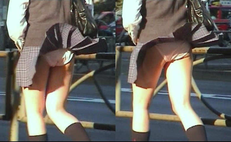 【ハプニングパンチラ画像】風邪でスカートめくれ上がった女の子達のパンツが丸見えにｗｗ 09