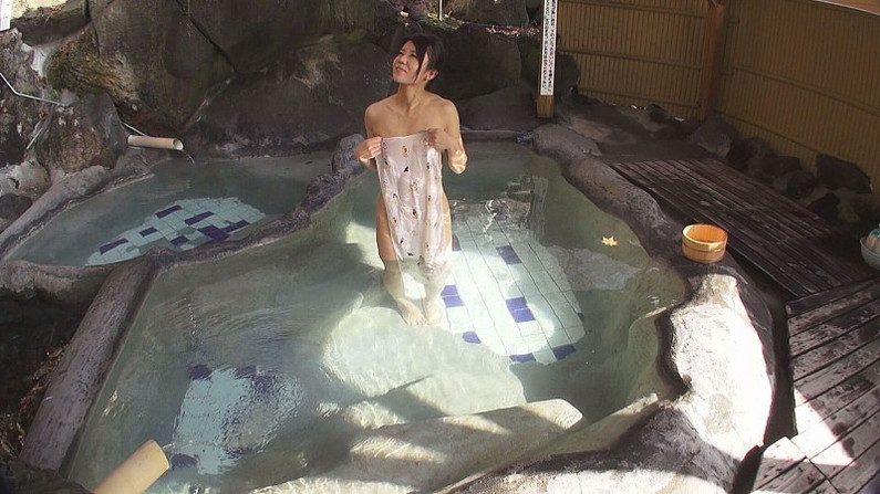 【温泉キャプ画像】温泉レポでバスタオルからハミ乳させてる巨乳タレントって何なんだ？ｗ 10