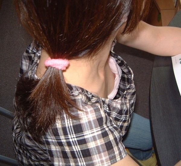 【ポロリ画像】お姉さんの乳首見えてるんだけど、大概見えてる乳首は勃起してるｗｗ 12