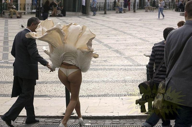 【パンチラ画像】外人さんの風でめくれ上がったスカートの中身Tバック多すぎだろｗ