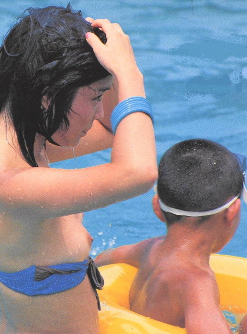 【素人ポロリ画像】今年の夏もやっぱり期待したい素人の水着からポロリしちゃった乳首ｗ 03