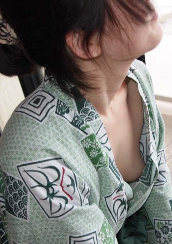 【素人ポロリ画像】今年の夏もやっぱり期待したい素人の水着からポロリしちゃった乳首ｗ 24