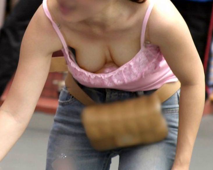 【素人ポロリ画像】街中でブラジャー遅けてても乳首見えてる女多すぎだろｗｗ 06
