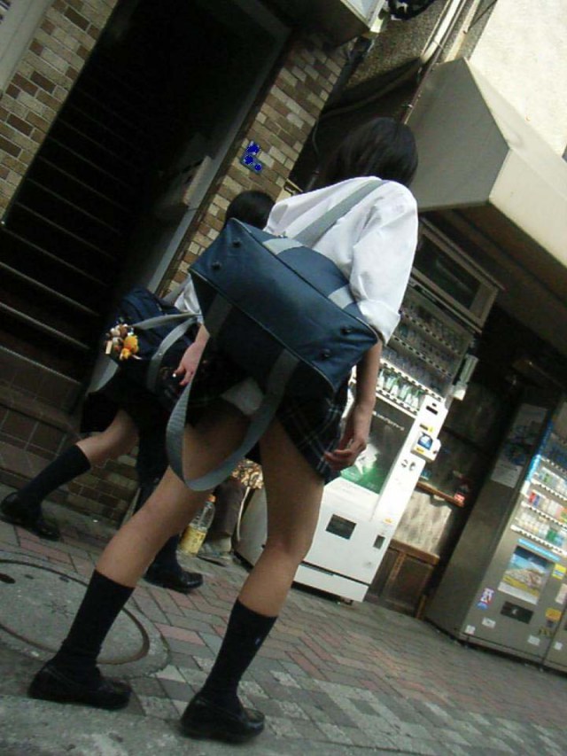 【ハプニングパンチラ画像】鞄でスカートめくれ上がっちゃってるのに全く気付いてない素人女性ｗｗ 08