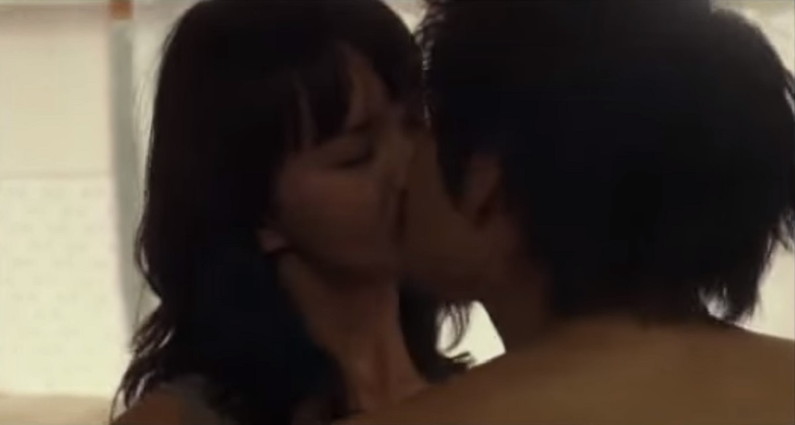 【キスキャプ画像】こんな美女と濃厚なキスしてるだけで勃起が収まらなくなりそうだなｗ 07