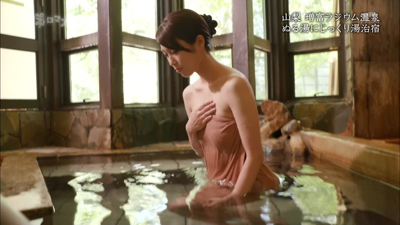 【温泉キャプ画像】テレビに映る美女達の入浴シーンがハミ乳し過ぎてエロｗｗ 01