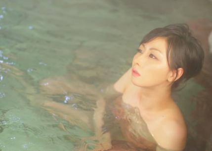 【温泉キャプ画像】美人タレントが入浴してる所見てるだけでもムラムラしてこないか？ｗ 15