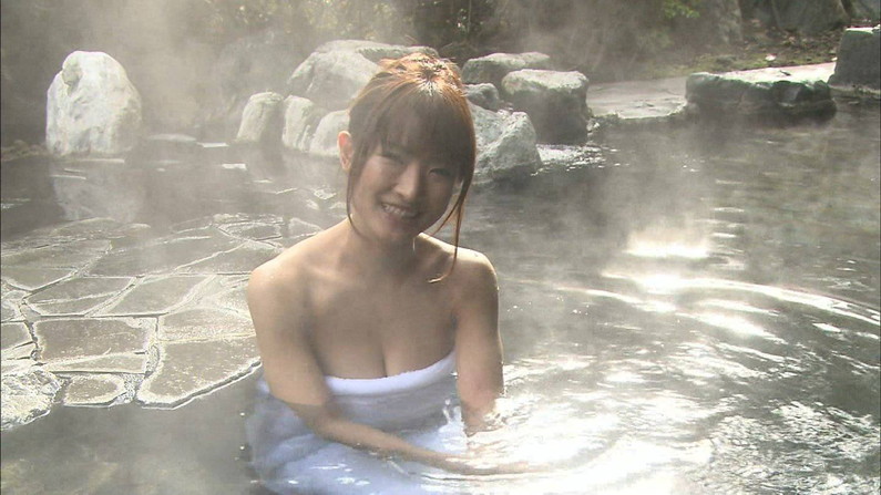 【温泉キャプ画像】見逃すと後悔する美人タレントのハミ乳させた入浴シーンｗ 12