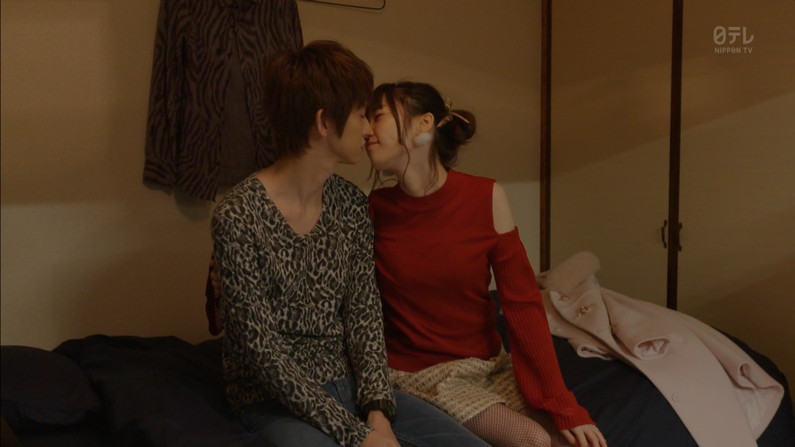 【キスキャプ画像】テレビ越しでもドキドキしちゃうタレントさん達のキス顔やキスシーンｗ 06